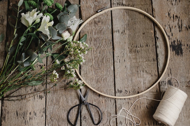 Kolorowe nici i tamborek